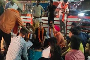 वसीम रिजवी उर्फ जितेंद्र नारायण त्यागी पहुंचे हनुमान सेतु, कहा- रहने के लिए घर नहीं, यहीं रात गुजरूंगा