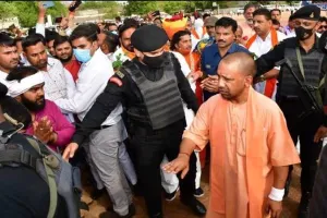 झांसी: भीड़ देखकर नाराज हुए सीएम योगी, गार्ड ऑफ ऑनर लेने से किया इनकार, कहा- मैं सिर्फ उन्हीं से मिलूंगा जो अनुशासित हैं