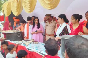 लखनऊ: जेठ माह के प्रथम मंगल पर हुआ भव्य भंडारे का आयोजन, हजारों श्रद्धालुओं की उमड़ी भीड़