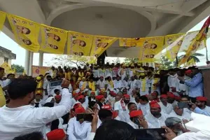 सुभासपा प्रमुख ओपी राजभर समर्थकों के साथ बैठे धरने पर, सपा के वरिष्ठ नेता भी मौजूद, जानिये क्या है मामला