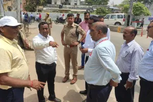 अयोध्या: अवैध टैक्सी स्टैंड पर चला बुलडोजर, बनेगा 700 बसों के ठहराव के लिये पार्किंग स्थल, जाम से भी मिलेगी निजात