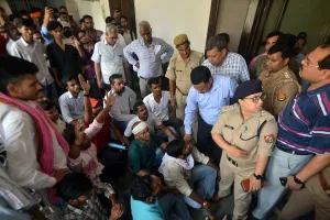 प्रोफेसर के विवादित बयान से लविवि में हंगामा, विरोध में उतरे छात्र, प्रॉक्टर आफिस में बवाल, जानें क्या है पूरा मामला