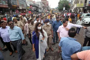 लखनऊ: भूतनाथ मार्केट में विरोध के बीच नगर निगम ने हटाया अतिक्रमण, व्यापारियों ने लिया यह संकल्प