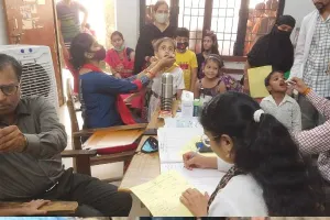 लखनऊ: बच्चों में रोग प्रतिरोधक क्षमता बढ़ाने के लिये पिलाई गई स्वर्णप्राशन की खुराक