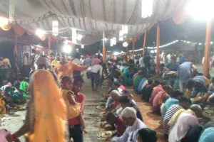 बाराबंकी: एक साथ परिणय सूत्र में बंधे 35 जोड़े, सांसद ने बरसाए फूल