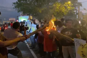 Sri Lanka Crisis : श्रीलंका में विरोध प्रदर्शन जारी, प्रदर्शनकारियों ने अब तक 50 से अधिक नेताओं के घर फूंके