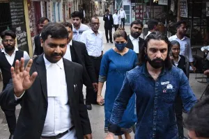 मास्क के पीछे चेहरा छिपाकर लखनऊ कोर्ट में पेश हुईं सपना चौधरी, जानें क्या है मामला?