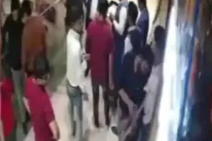 नोएडा बार कांड: ‘पहले चेहरे पर मारा मुक्का, फिर लात घूसों से की पिटाई’, CCTV में कैद हुआ भयावह मंजर