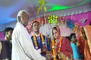 सोनभद्र: नवविवाहित जोड़े ने मेहमानों को रिटर्न गिफ्ट में पौधे बांटकर पेश की अनोखी मिसाल