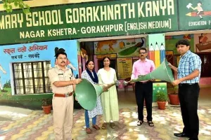 गोरखपुर: सीएम योगी की पहल पर गोरखनाथ मंदिर ने जिला प्रशासन को सौंपा दो लाउडस्पीकर