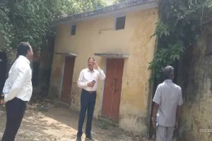 अयोध्या: कलेक्ट्रेट परिसर के भवनों का डीएम ने किया निरीक्षण, दिये यह निर्देश