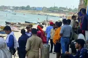 वाराणसी : प्रभु घाट में नाव हादसा, 6 लोग डूबे, 2 की बचाई गई जान