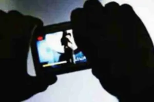 किच्छा: बाथरूम में नहा रही युवती का वीडियो बनाया, विरोध करने पर मारपीट और पथराव