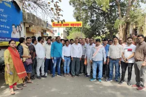 बहराइच : विकास भवन के सामने ग्राम विकास अधिकारियों ने किया विरोध प्रदर्शन