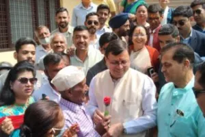 बाबा नीबकरौरी के धाम में बुजुर्ग फैन ने मुख्यमंत्री धामी को दिखाया प्रधानमंत्री बनने का सपना, खूब लगे ठहाके