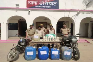 बहराइच: गन्ने के खेत से 240 लीटर जहरीली शराब के साथ दो गिरफ्तार, बाइक और लहन भी बरामद