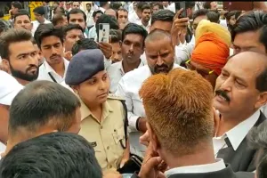 बरेली: आक्रोशित अधिवक्ताओं ने कलेक्ट्रेट गेट पर की नारेबाजी, रोड पर लगाया जाम