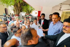 पीलीभीत: अधिवक्ताओं ने की हड़ताल, जुलूस निकालकर एडीएम को सौंपा ज्ञापन