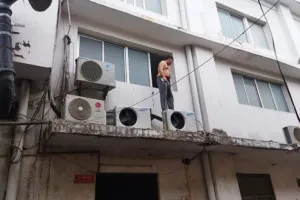 हल्द्वानी: मरीज ने खिड़की के टूटे कांच से गला, पेट और सीना काटा, खिड़की से कूदने की कोशिश