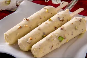 गर्मियों में घर पर बनाएं टेस्टी केसर कुल्फी, स्वाद से जीतें सभी का दिल