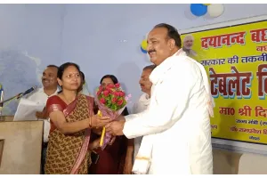 रायबरेली: स्वतंत्र प्रभार राज्य मंत्री ने छात्र छात्राओं को वितरित किए टेबलेट