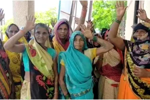 रायबरेली: मार्ग अवरुद्ध करने के विरोध में ग्रामीणों का तहसील में प्रदर्शन, एसडीएम को सौंपा शिकायती पत्र