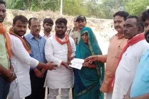 बाराबंकी: डूब कर मरने वाले किशोरों के परिवार को मिली चार-चार लाख की सहायता