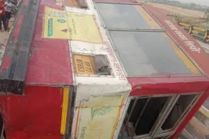 उन्नाव: तेज रफ्तार रोडवेज बस हाईवे पुलिया से गिरी नीचे, मची चीख पुकार