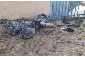 अयोध्या: रेलगाड़ी के इंजन से टकरा कर बाइक जलकर हुई राख, जान बचाकर भागा युवक