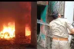 उन्नाव: आग की चपेट में आया कपड़े का गोदाम, लाखों का माल हुआ जलकर खाक