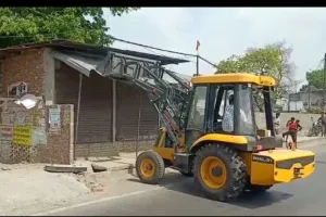 उन्नाव: अस्थाई अतिक्रमण पर गरजा बुलडोजर, दुकानदारों में मची अफरा-तफरी