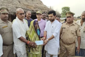 बहराइच: बाघ के हमले में मृतक आश्रित को ब्लॉक प्रमुख और वन कर्मियों ने दी सहायता