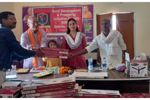 अयोध्या: कैप्टन स्व. डीपी सिंह की स्मृति में आयोजित हुआ कार्यक्रम, विद्यालयों में सोसाइटी ने बांटे 60 सीलिंग फैन