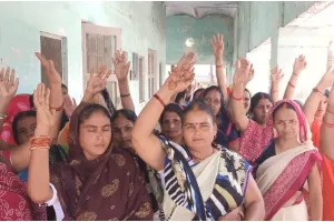 बहराइच: वेतन न मिलने से नाराज आशाओं का प्रदर्शन, सीएचसी अधीक्षक पर लगाए आरोप