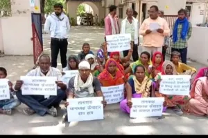 रायबरेली: ऊंचाहार कोतवाल के विरुद्ध एसपी ऑफिस में ग्रामीणों का प्रदर्शन, थानेदार को हटाने की मांग