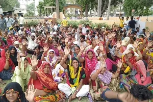 अयोध्या: दो महीने से रुका है वेतन, सफाई कर्मी बैठे हड़ताल पर