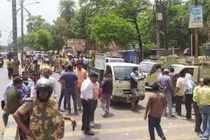 बाराबंकी: ध्वस्त किए गए न्यायालय परिसर के बाहर बने अधिवक्ताओं के चेंबर, नगर पालिका प्रशासन ने चलाया बुलडोजर