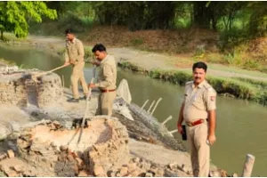 अयोध्या: मड़ना में पुलिस ने मारा छापा, भट्ठियां व तीन हजार लीटर कच्ची  शराब और लहन कराया नष्ट