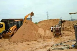 अलीगढ़: अवैध खनन माफियाओं के बढ़े हौसले, मुखबिर की सूचना पर SDM ने छापामार कर की कार्यवाही