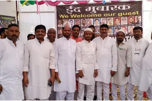 अयोध्या: अमन और भाईचारे की दुआओं के साथ हुई ईद की नमाज, सभी धर्मों के लोगों ने दी बधाइयां