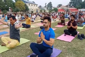 मुरादाबाद : खुद को फिट रखने के लिए रेल अधिकारियों व कर्मचारियों ने किया योगाभ्यास