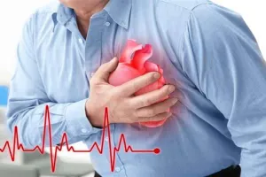 सीने में दर्द की न करें अनदेखी, पड़ सकती है भारी
