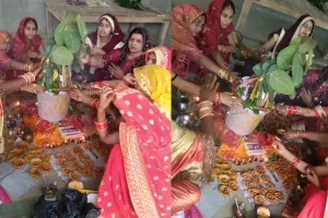 अयोध्या: सुहागिनों ने रखा वट सावित्री व्रत, सुहाग के लिये मांगी दुआएं