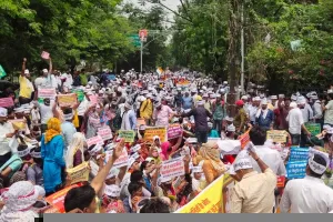 लखनऊ: 6800 शिक्षक भर्ती अभ्यर्थियों ने नियुक्ति की मांग को लेकर परिवर्तन चौक पर किया प्रदर्शन