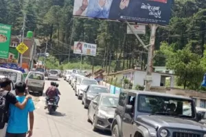 भवाली में पर्यटकों के जाम में छूट रहे पसीने, दुकानदारों को भी हो रहा नुकसान
