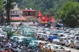 सरोवर नगरी नैनीताल में उमड़े पर्यटक, पैदल चलना हो रहा दूभर