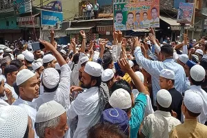 मुरादाबाद : जामा मस्जिद चौराहे पर नमाजियों का प्रदर्शन, लाठी भांज पुलिस ने भीड़ को किया तितर-बितर