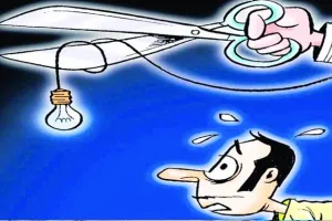 लखीमपुर-खीरी: बिजली विभाग के अधिकारियों ने 11 बड़े बकायेदारों के काटे कनेक्शन