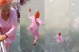 Video में देखें, डेयरिंग दादी का हैरतअंगेज स्टंट, हर की पौड़ी पर गंगा में पुल से लगाई छलांग
