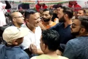 हल्द्वानी: कांग्रेस के स्वराज आश्रम में जमकर हुआ हंगामा, विधायक सुमित हृदयेश और उवैस रजा आए आमने-सामने… देखें VIDEO